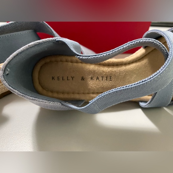 NWOT Kelly & Katie Canvas Sandals - Picture 8 of 14
